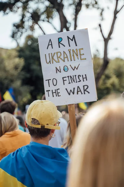 Oekraïense Vreedzame Protestactivist Met Poster Waarin Wordt Gevraagd Oekraïne Bewapenen — Stockfoto