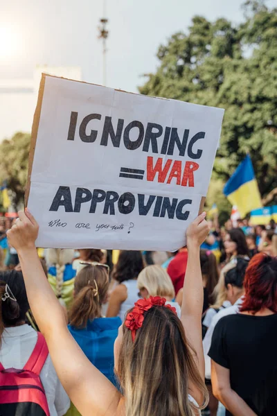 Demonstratie Ter Ondersteuning Van Oekraïne Vrouw Oekraïense Krans Een Poster — Stockfoto