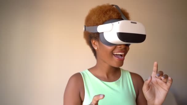Excited Surprised Black Woman Testing Wearing Virtual Reality Simulator Headset — стоковое видео