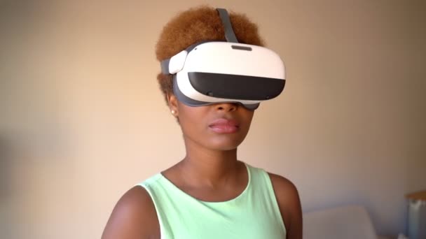 Black Skin Young Beautiful Woman Using Glasses Headset Watching 360 — стоковое видео