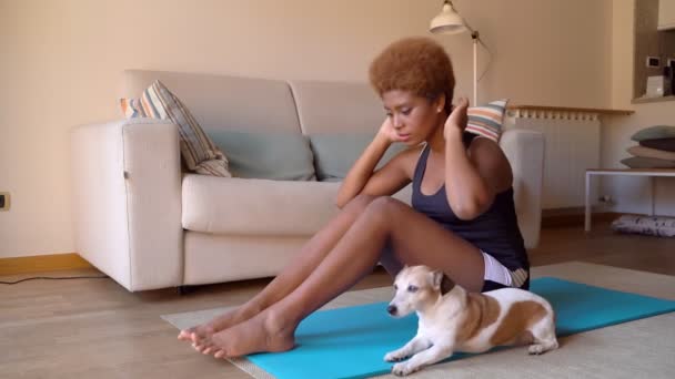 Γυναίκα Κάνει Κοιλιακούς Αντλίες Ασκήσεις Τύπου Τέντωμα Ενώ Κάθεται Στο — Αρχείο Βίντεο