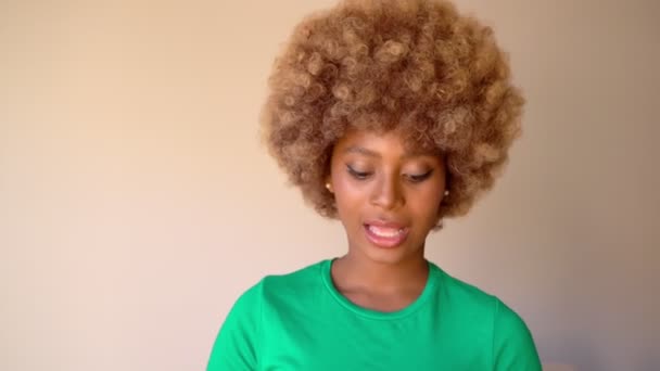 Belle Femme Souriante Peau Foncée Shirt Vert Ludique Flirtant Montre — Video