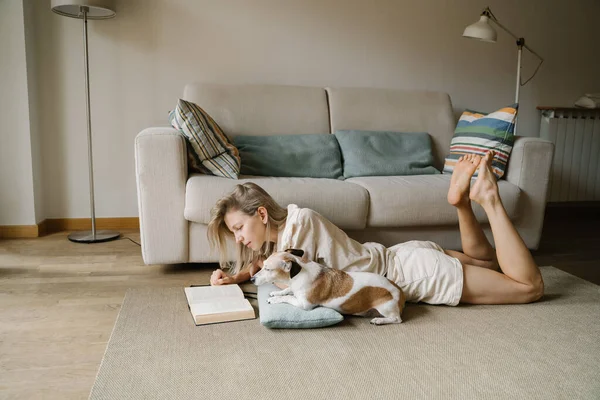 Otthon Olvasok Kutyával Hangulatos Otthoni Légkör Nyugodt Hobbi Idő Kedvtelésből — Stock Fotó