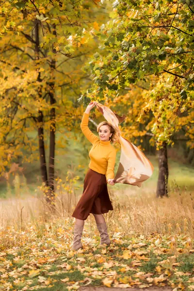 Starsza Kobieta Wiruje Jesiennym Parku Tle Żółtych Liści Raduję Się — Zdjęcie stockowe
