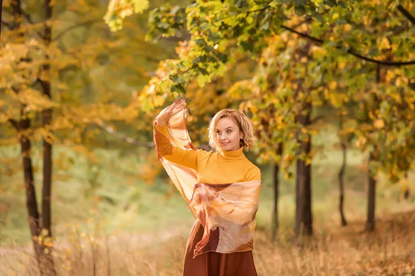 Retrato Uma Mulher Idosa Alegre Com Folhas Outono Amarelas — Fotografia de Stock