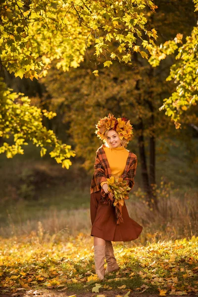 Boa Velhice Mulher Idosa Alegre Com Folhas Amarelas Outono Suas — Fotografia de Stock