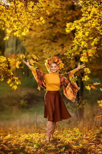 Uma Idosa Caminha Floresta Outono Atira Folhas Amarelas Para Cima — Fotografia de Stock