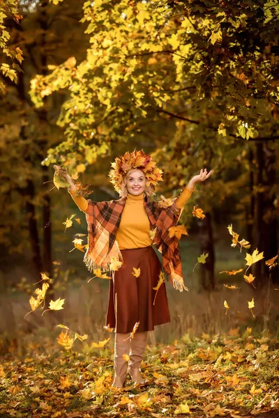 Uma Idosa Caminha Floresta Outono Atira Folhas Amarelas Para Cima — Fotografia de Stock