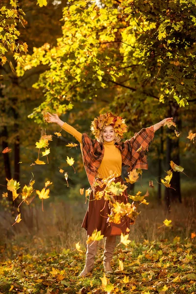 Yaşlı Bir Kadın Sonbahar Ormanında Yürür Sarı Yaprakları Fırlatır — Stok fotoğraf