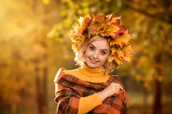 Close Retrato Uma Mulher Idosa Folhas Outono — Fotografia de Stock
