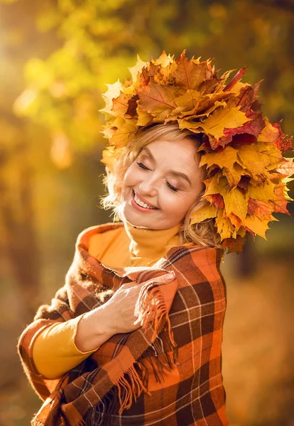 Boa Velhice Retrato Uma Mulher Idosa Alegre Com Folhas Amarelas — Fotografia de Stock