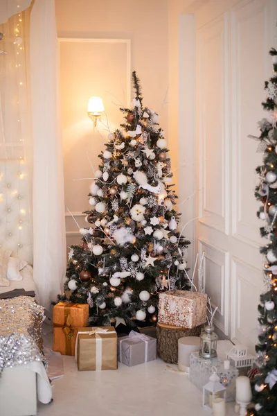 Árvore Natal Belo Estúdio Brilhante Uma Casa Chique Natal Feliz — Fotografia de Stock