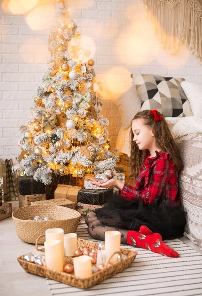 Chica Feliz Decorar Árbol Navidad Niño Decorando Árbol Navidad Casa Imagen de archivo