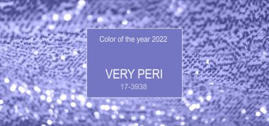 2022 yılının çok peri rengi. Moda konsepti. Mor arka plandaki ışıklar. Bokeh disko efekti parlak arkaplan, pul desenli ve yanıp sönen ışıklar...