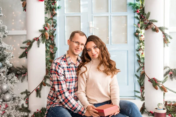 Husband Congratulates His Wife New Year Christmas Gives Gifts — Stock Photo, Image