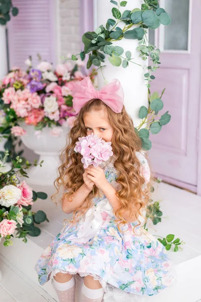 Портрет Маленької Дівчинки Студії Дитина Великим Букетом Квітів Лялька Дівчина — стокове фото