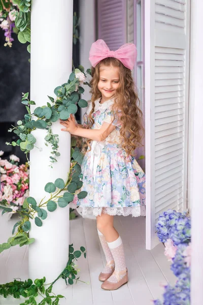 Chica Lindo Vestido Con Collar Encuentra Terraza Una Casa Decorada Imágenes de stock libres de derechos