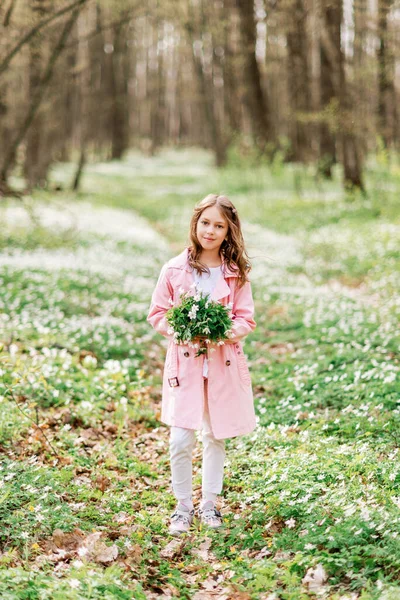 Schattig Meisje Met Een Boeket Van Primeurs Het Voorjaar Bos — Stockfoto