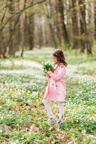 Meisje Met Een Boeket Primeurs Het Voorjaarsbos — Stockfoto