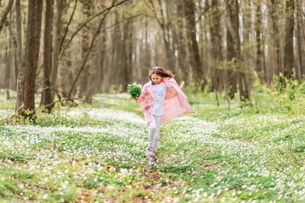 Schattig Meisje Met Een Boeket Van Primeurs Loopt Door Het — Stockfoto