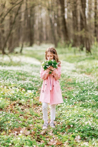 Menina Bonito Com Buquê Gotas Neve Floresta Primavera Uma Criança — Fotografia de Stock