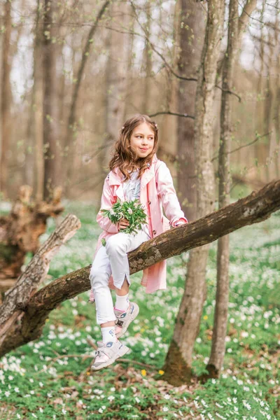 Retrato Uma Menina Com Buquê Anêmona Uma Criança Floresta Primavera — Fotografia de Stock