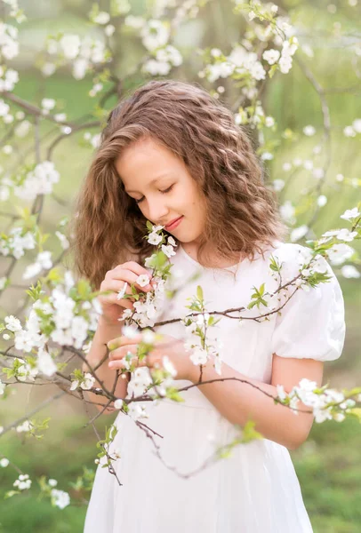Дівчина Білій Сукні Квітучому Саду Портрет Дитини Вдихає Запах Вишневих — стокове фото