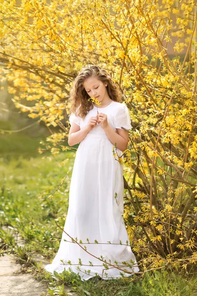 Дівчина Довгій Білій Сукні Квітучому Саду Жовта Лихоманка — стокове фото