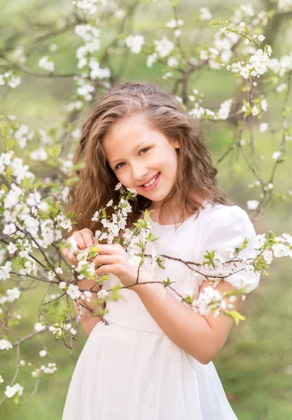 Дівчинка Білій Сукні Квітучому Саду Весняний Сад — стокове фото