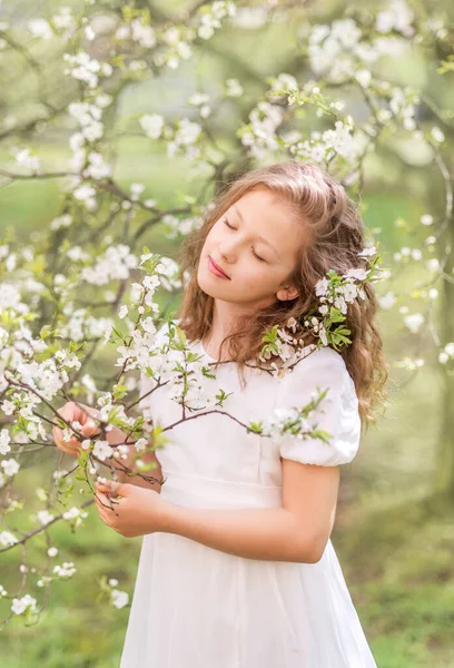 Una Chica Con Vestido Blanco Jardín Floreciente Retrato Niño Inhalando Imágenes de stock libres de derechos