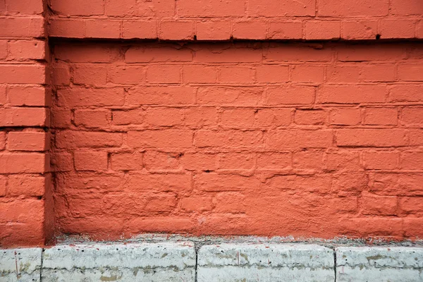 红砖砌成墙，织物栅栏的一部分 — 图库照片