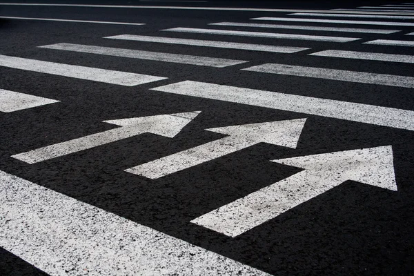 Zebra dopravní cesty pěšky s pozadím šipky — Stock fotografie