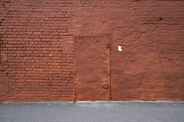红砖墙的沥青和门带 — 图库照片