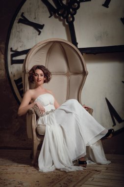 gülümseyen kız garip sandalyede bir gelinlik. tonda vintage.