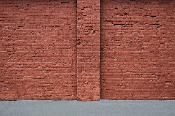 아스팔트와 수직 열 스트립 붉은 벽돌 벽. — 스톡 사진