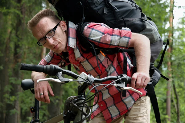 Der Mann auf dem Fahrrad Bereitschaftsdienst Freunde. — Stockfoto