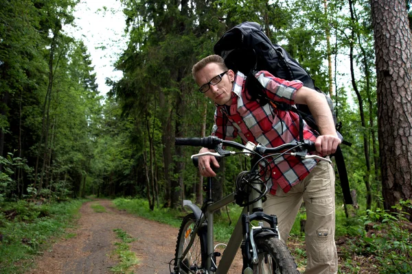 Der müde Mann auf dem Fahrrad Bereitschaftsfreunde. — Stockfoto