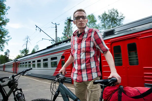 Tourist with bikes and luggage on suburban railway platform wait — Stock Photo, Image