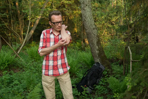 Turist vilse i skogen bekämpa myggen. — Stockfoto