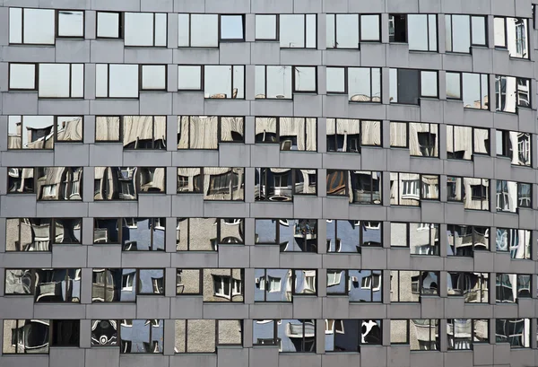 Stadtbild spiegelt sich in modernem Bürogebäude wider — Stockfoto