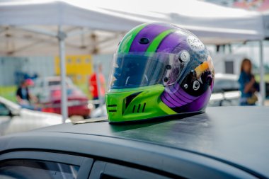 kask arabanın kaputu üzerine.