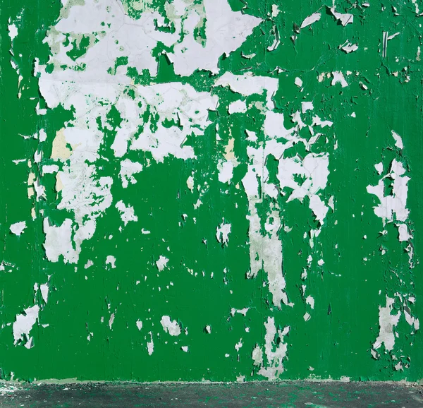 Fundo descascado tinta escarlate verde na parede — Fotografia de Stock