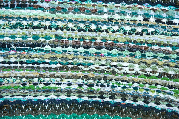 Ruban vert tapis tissé surface avec frange fermer. Main balte — Photo