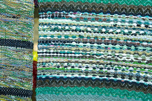 Povrch proužek modrý tkaný koberec s třásněmi zblízka. Baltské handm — Stock fotografie
