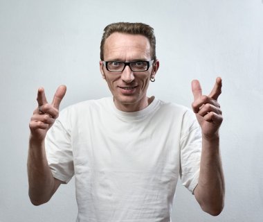 çılgın gülümseyen adam gözlüklü parmağını göster.