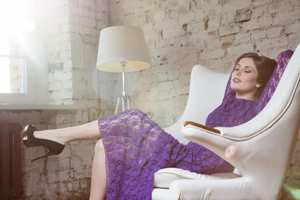 फॅशन ग्लॅमर गर्ल स्वप्नपूर्वक पांढरा खुर्ची बसून — स्टॉक फोटो, इमेज