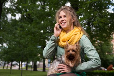 cep telefonu ile onun arkadaşı bahsetmişken mutlu genç sarışın.