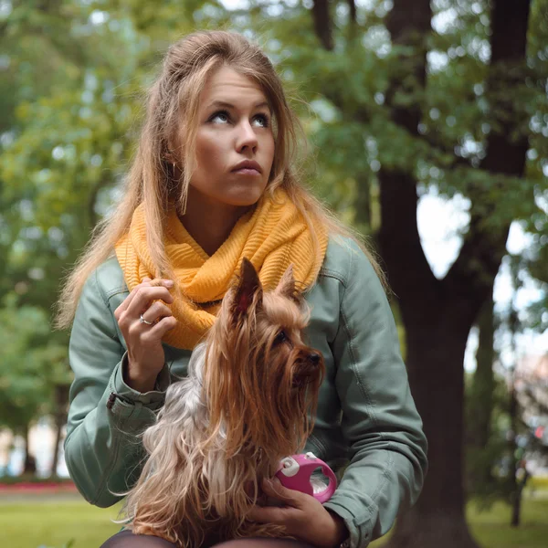 Ledsen tjej med hund väntar pojkvän i stadsparken — Stockfoto