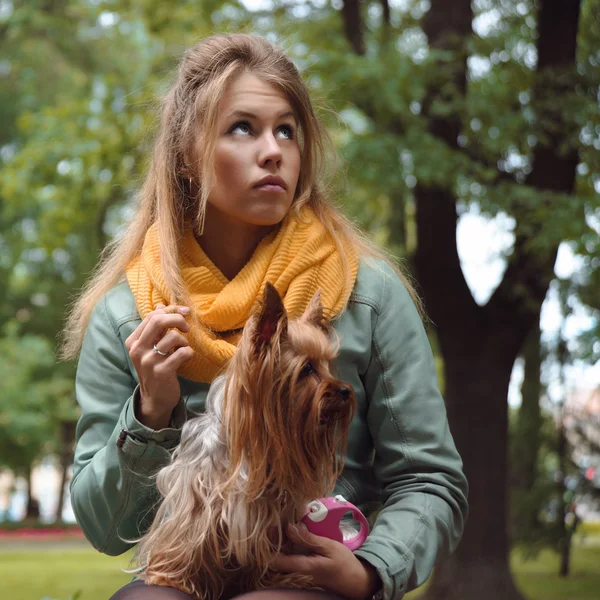 Chica triste con perro esperando novio en el parque de la ciudad — Foto de Stock