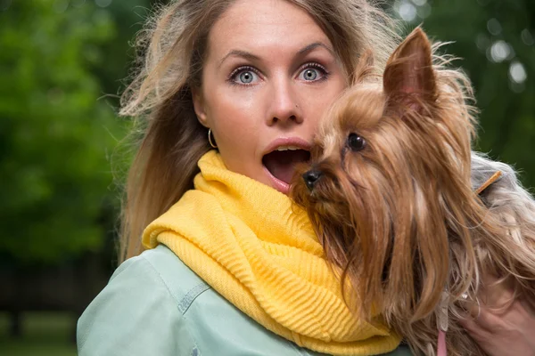 Verrast meisje met haar kleine hond — Stockfoto